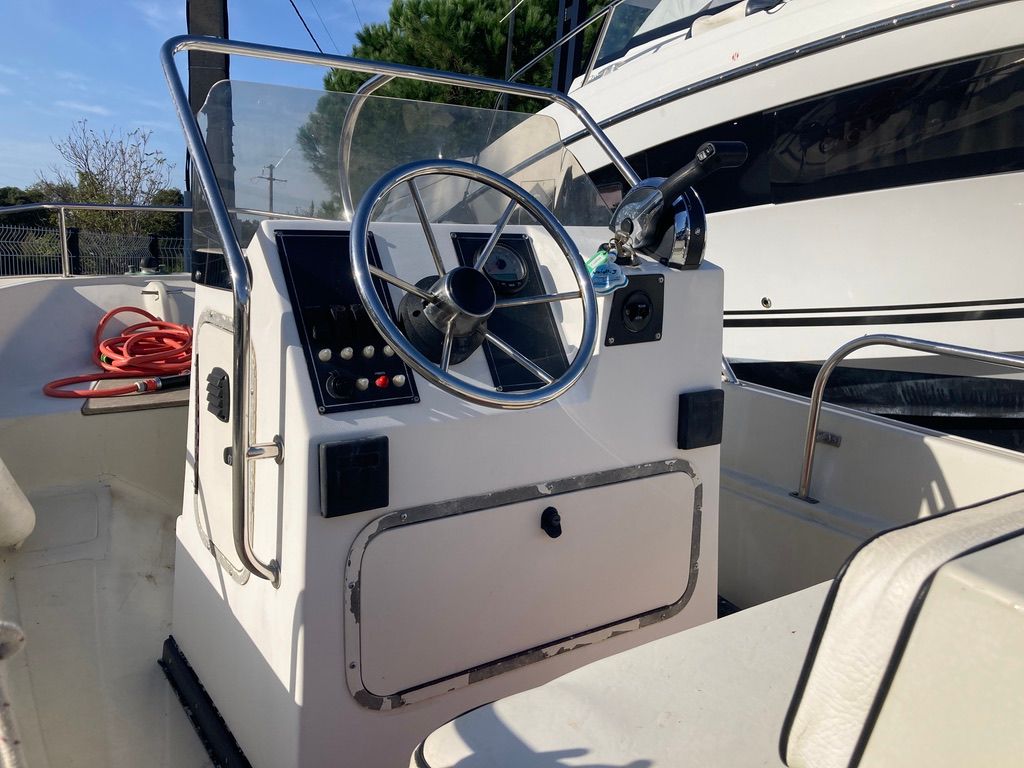 slider 7 Boston Whaler  17 Montauk